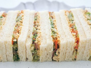 野菜とツナのサンドイッチ