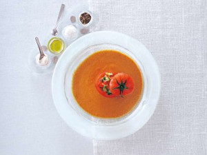 冷製野菜スープとトマトの詰め物