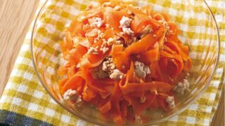 鶏そぼろとにんじんのサラダ