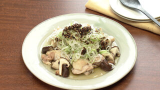 鶏ももと椎茸の蒸し焼き ねぎこしょうオイル