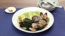 春キャベツとわかめのあさり蒸し